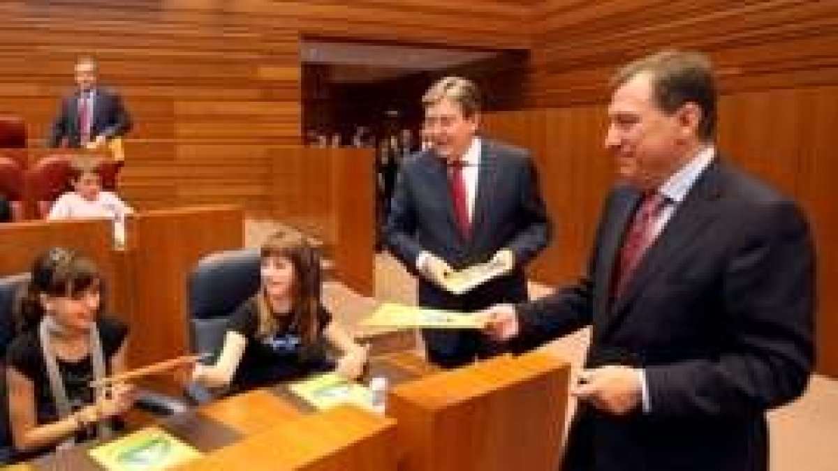 Escolares participan en una actividad en la sede parlamentaria