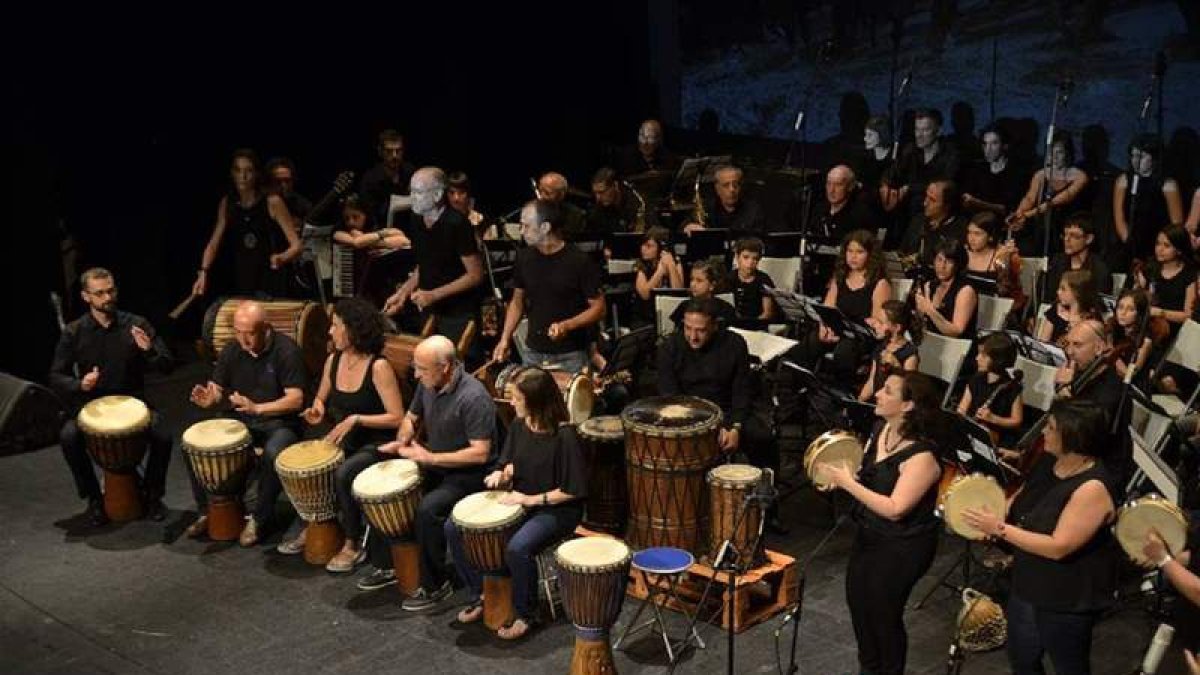 Alumnos del Centro de Enseñanza Musical del Bierzo durante el concierto fin de curso del pasado mes de junio.