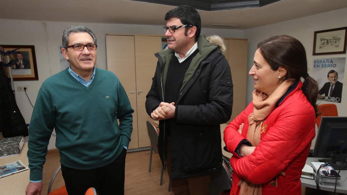 Canedo, junto a Enríquez y Cela, ayer en Ponferrada. L. D. M.