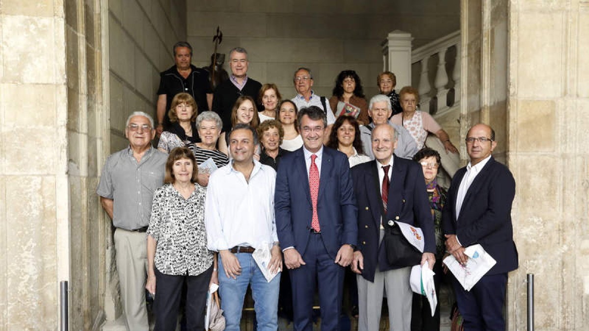 Dos momentos de la recepción a los inmigrantes en la Diputación (arriba) y en el Ayuntamiento (abajo). MARCIANO