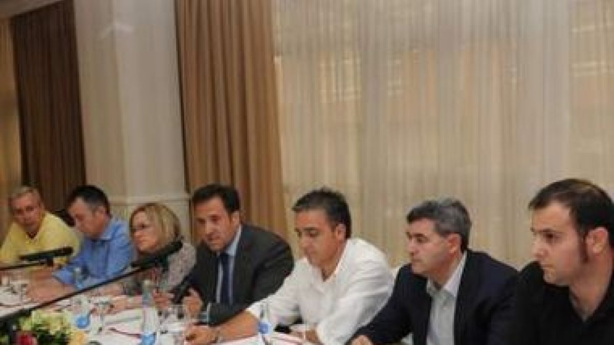 Los miembros de la candidatura con la que Carlos Pollán ganó las elecciones al Ademar.