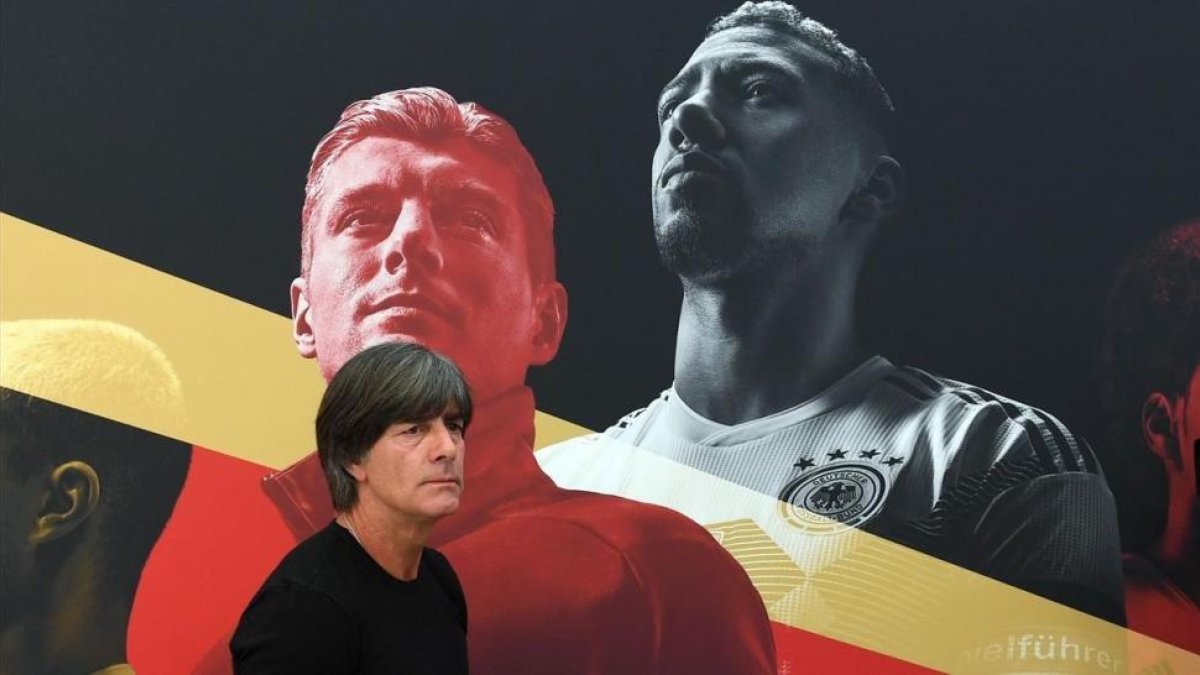 El seleccionador Löw, en la concentración de Alemania junto a una imagen de Kroos y Boateng.