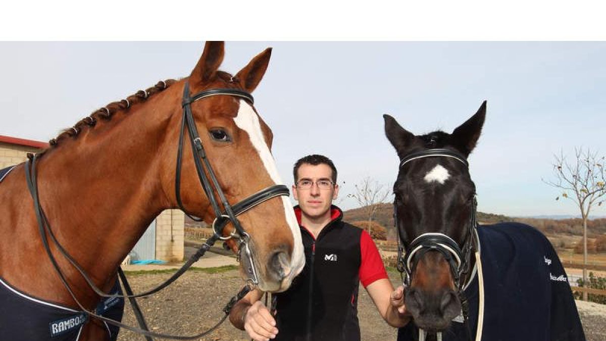 El jinete leonés establece un estrecho vínculo personal con sus caballos, alrededor de los que gira su vida laboral y personal.