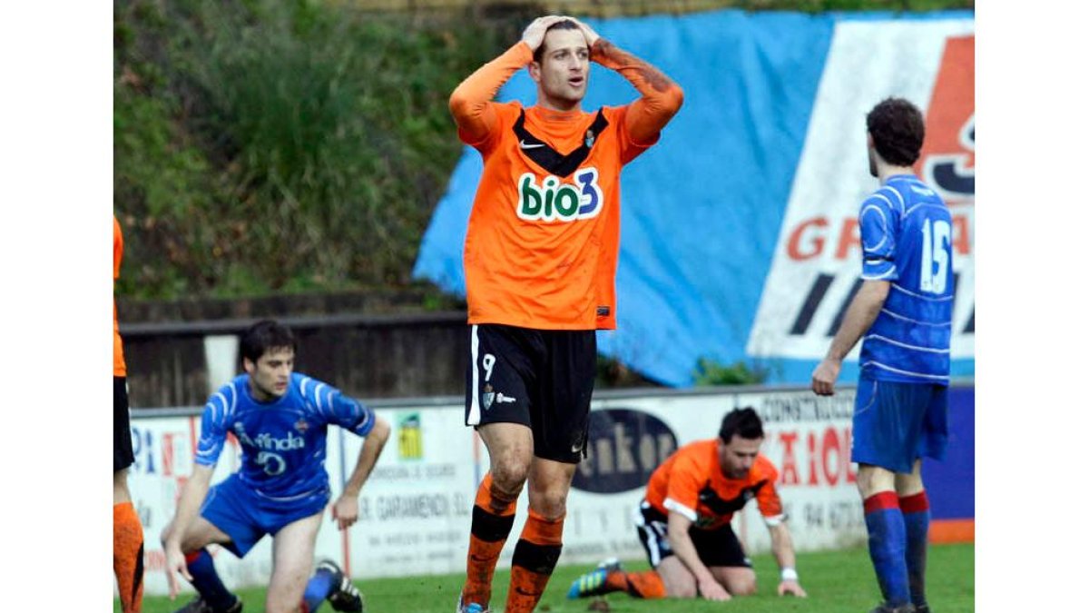 Máyor se lamenta de una ocasión fallada por la Deportiva durante el partido disputado ayer en Amorebieta.