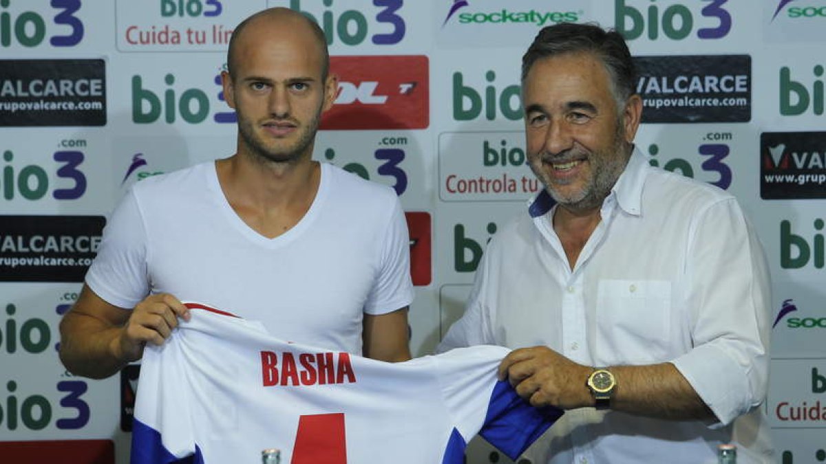 Vullnet Basha posa con su nueva camiseta, que lucirá el número 4, junto al presidente blanquiazul, José Fernández Nieto.