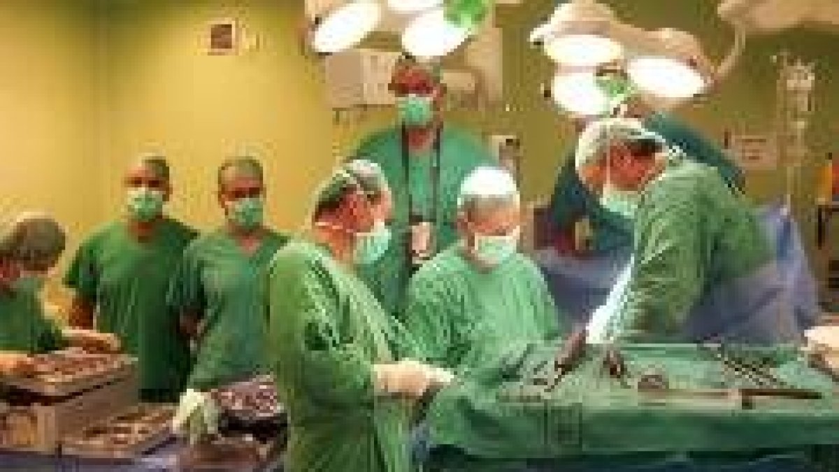 Imagen de una intervención quirúrgica de la Unidad de Raquis el año pasado