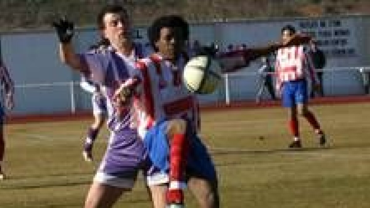 El rojiblanco Ayrton controla el esférico a pesar de la oposición de un jugador del equipo coyantino