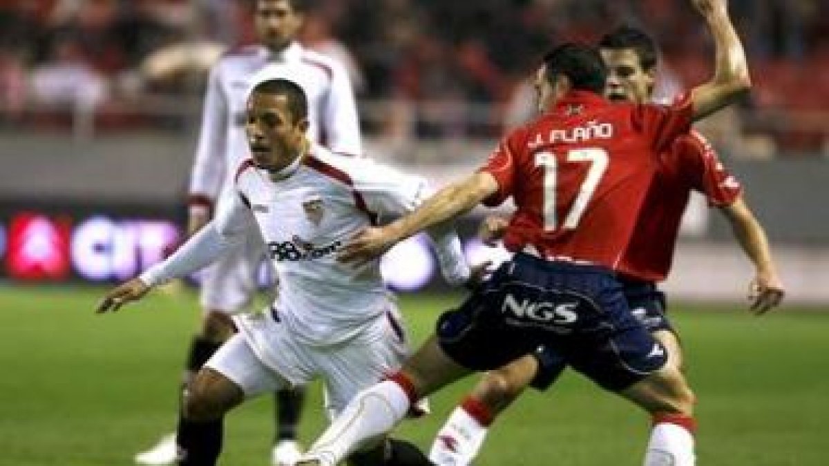 Adriano Correia, nuevo azulgrana, jugando con el Sevilla.