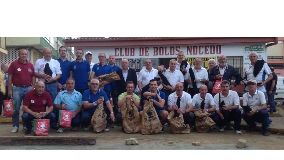 Los ganadores con sus trofeos en compañía del concejal de Deportes. P.C.