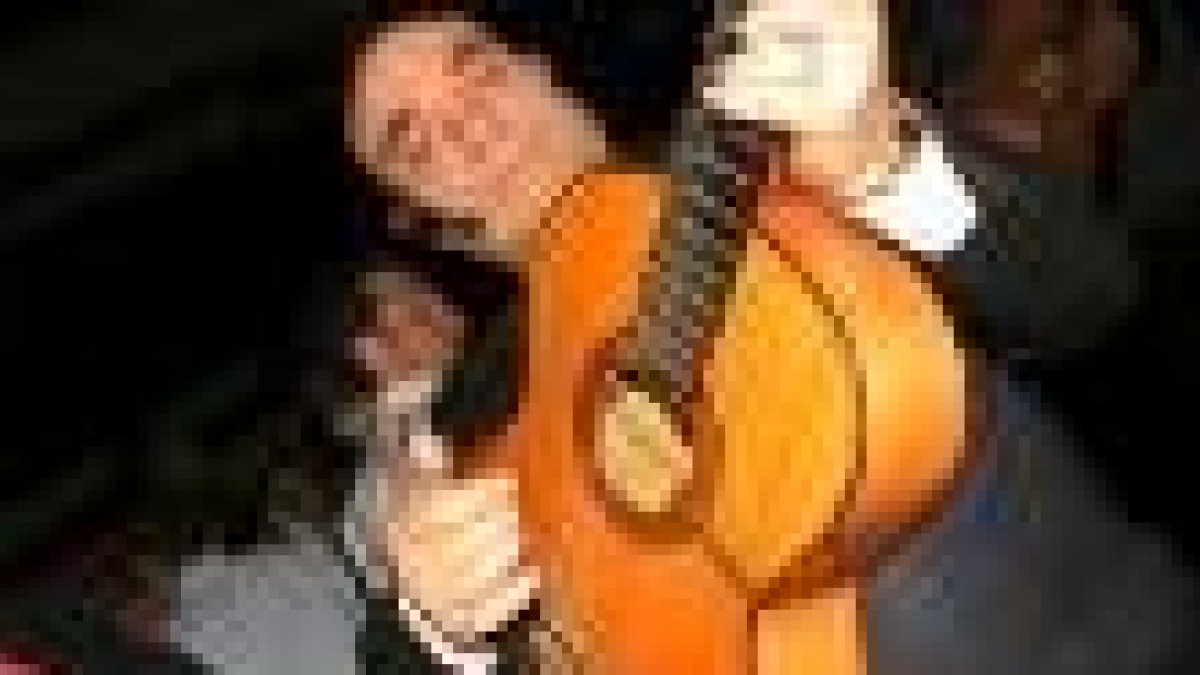 Manuel Quijano padre tocando la guitarra de pie, como a él le gusta