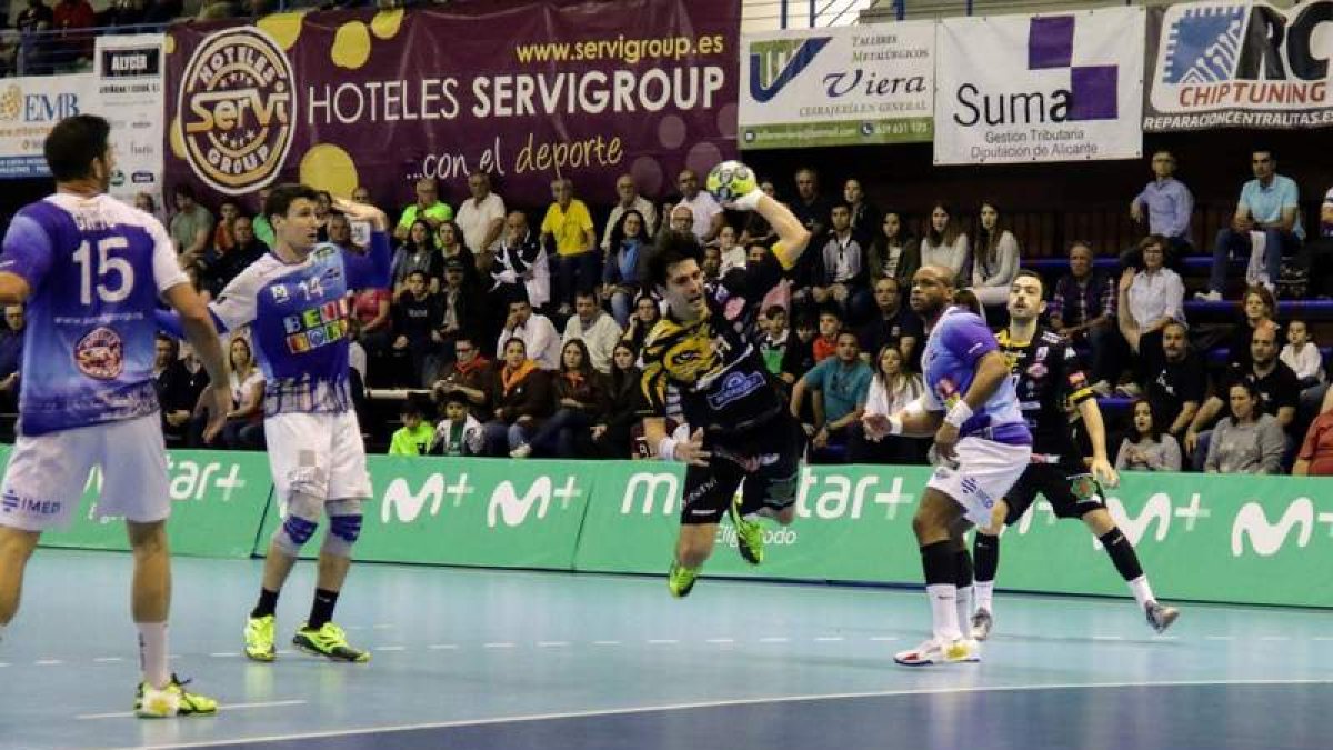 El lateral Fede Vieyra, máximo goleador del partido con cinco dianas, encuentra el pasillo hasta la línea de seis metros para batir al portero de Benidorm. LOF