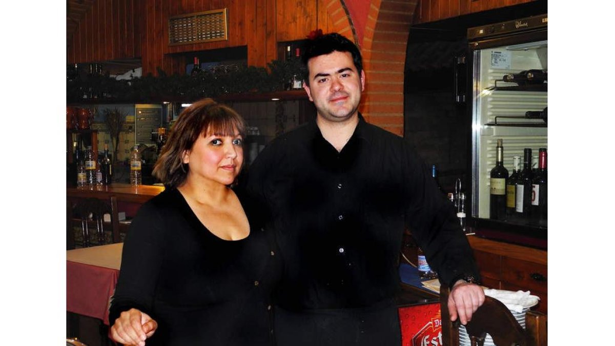Elisa Bustamante y José Manuel Álvarez en el comedor de La Bodega de Guzmán.