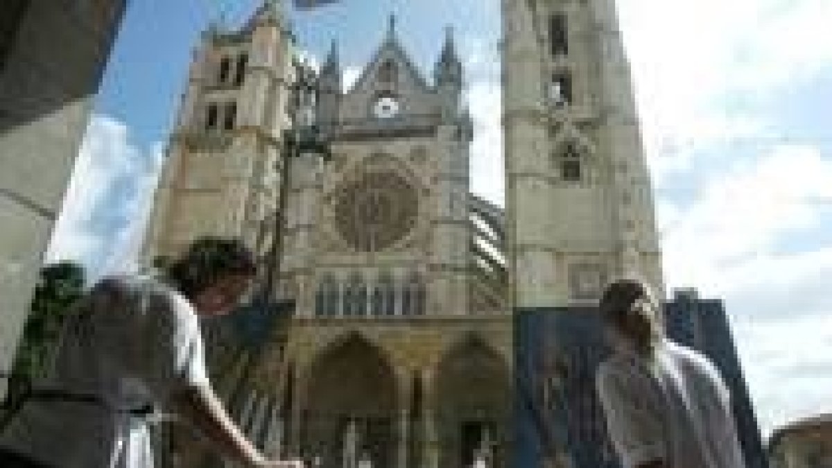 Dos artistas plasman sus particulares visiones de la Catedral leonesa durante la mañana de ayer