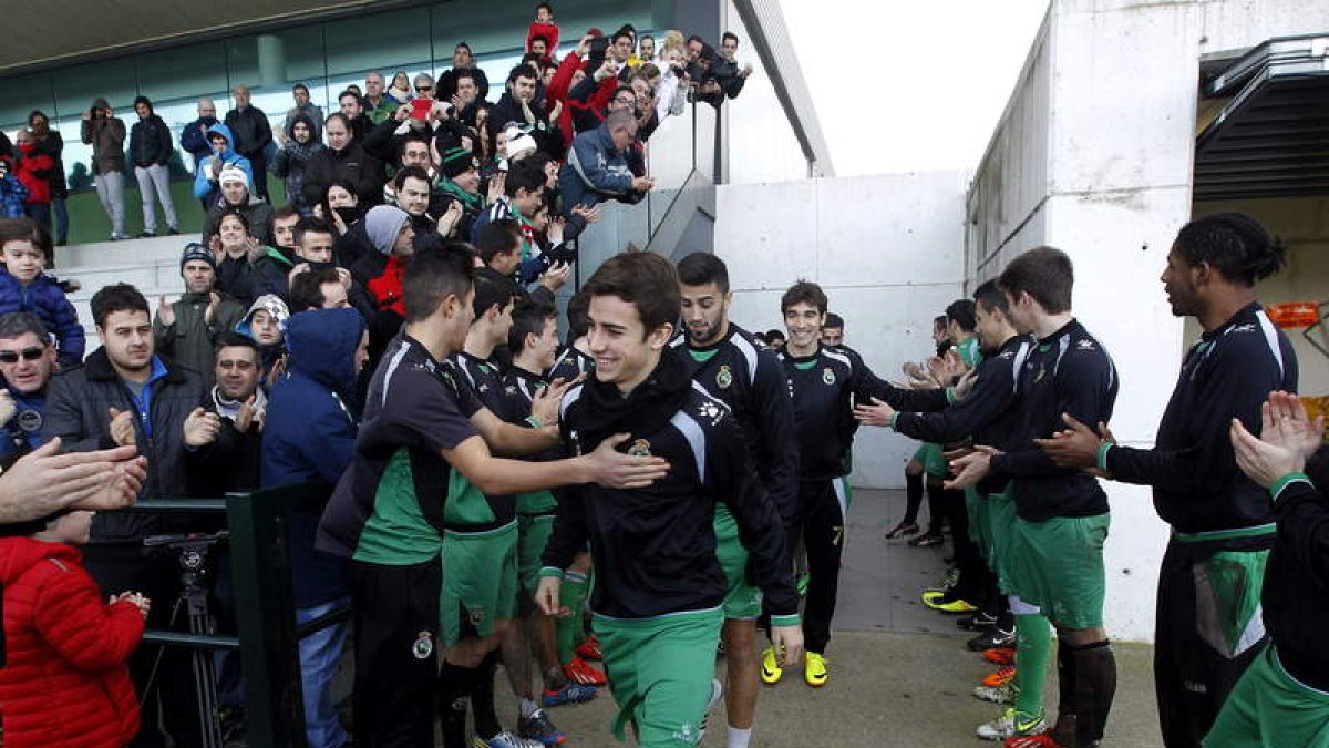 La afición y la base del Racing animaron ayer al primer equipo.