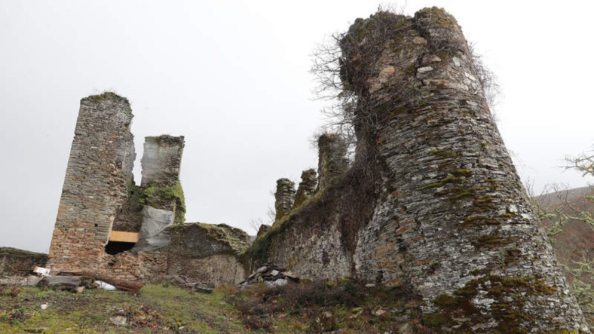 La torre del homenaje del Castillo de Balboa, donde la Junta ya ha financiado una primera excavación y desescombro, ayer. L. DE LA MATA