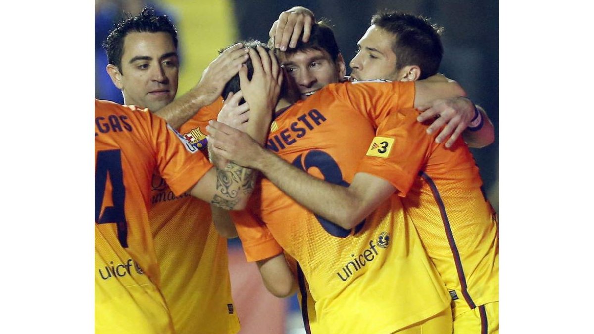 Futbolistas del Barcelona abrazan a Iniesta tras el gol del español, tercero de su equipo.