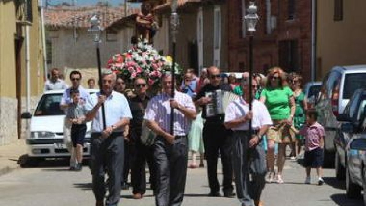 El momento solemne de la fiesta llegó con la procesión del santo