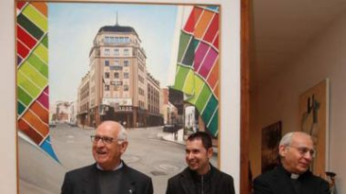 El artista Nadir entre el deán Eduardo Prieto y el director del Museo de la Catedral, Rascón.