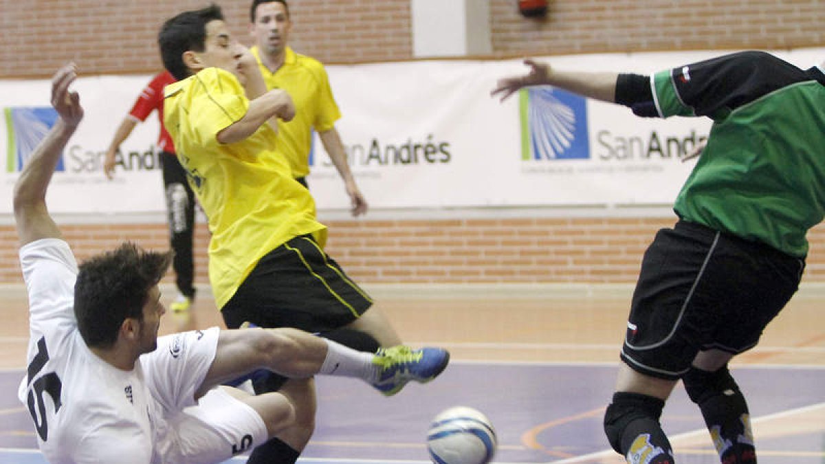 Omar Sousa realiza un acrobático remate.