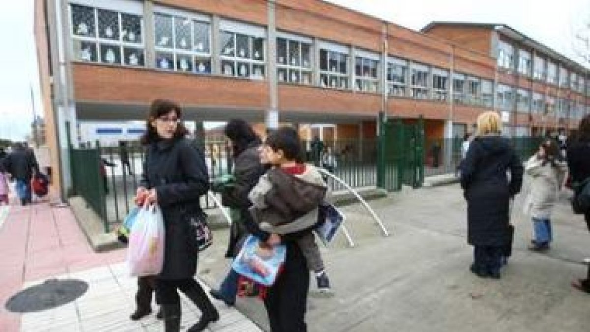 El colegio Flores del Sil parece el único reacio a aceptar el proyecto de mejora de la Dirección de