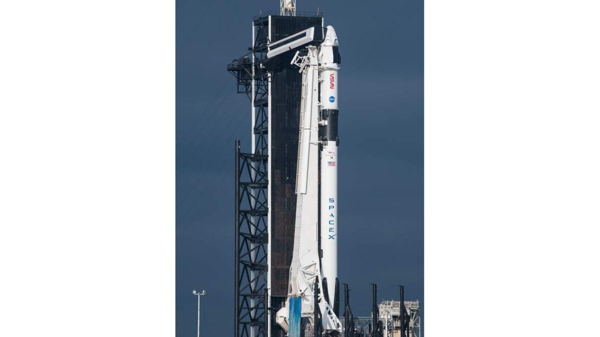 Cohete SpaceX Falcon 9 con la nave espacial Crew Dragon. NASA