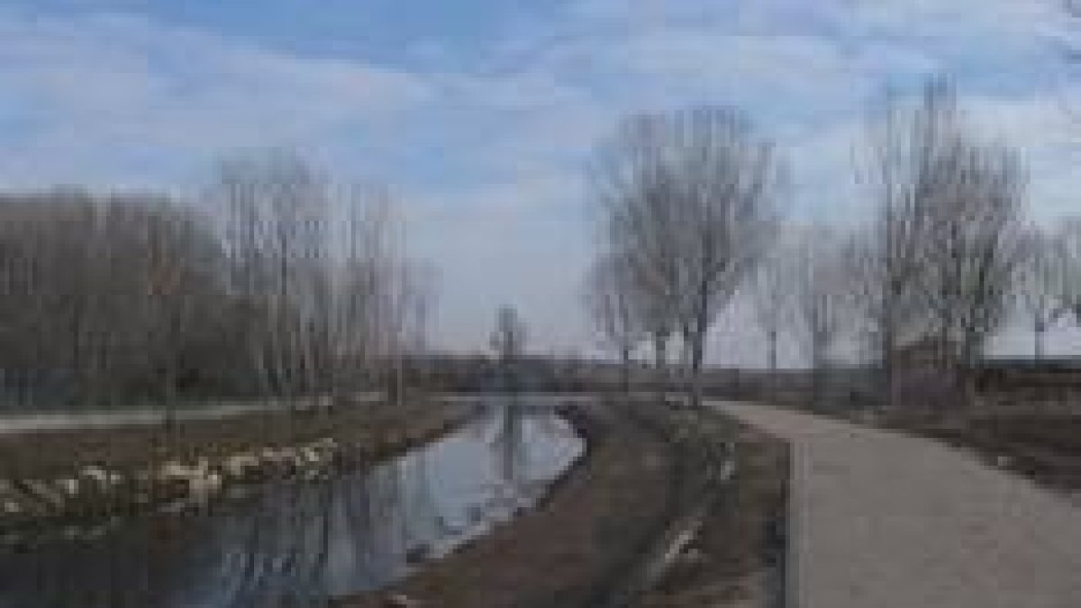 El paseo del río Jamuz, pendiente de remates, es uno de los proyectos veteranos de este programa