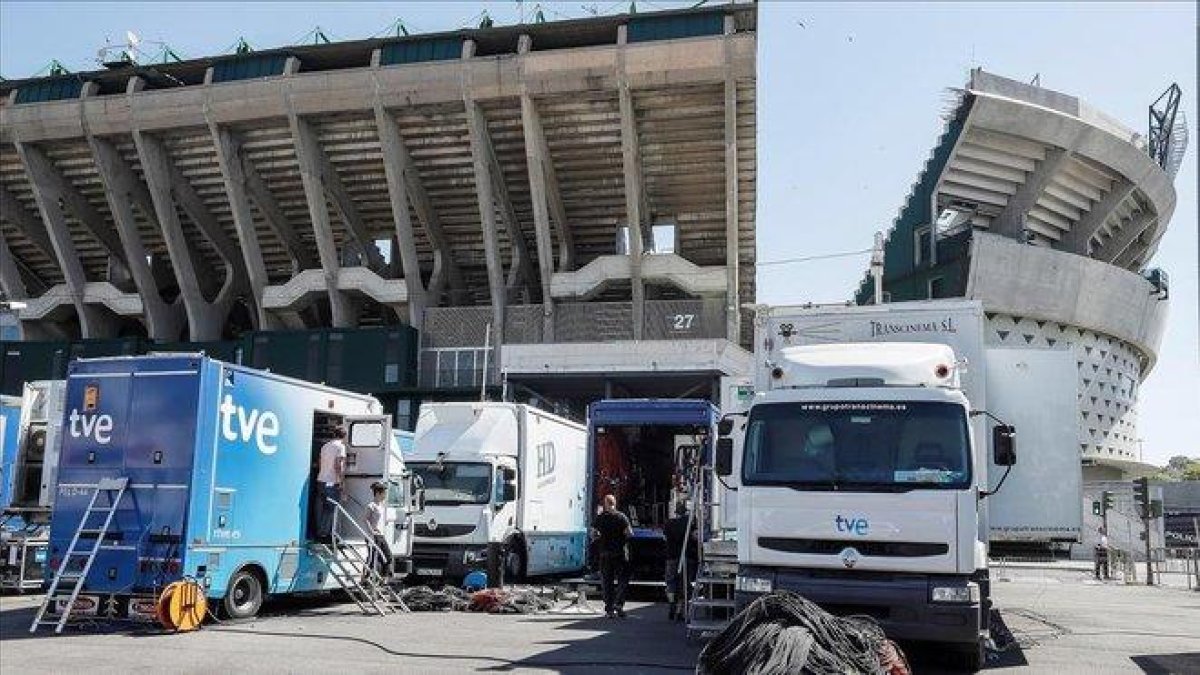 Unidad móvil de RTVE en el exterior del estadio Benito Villamarín, en Sevilla.