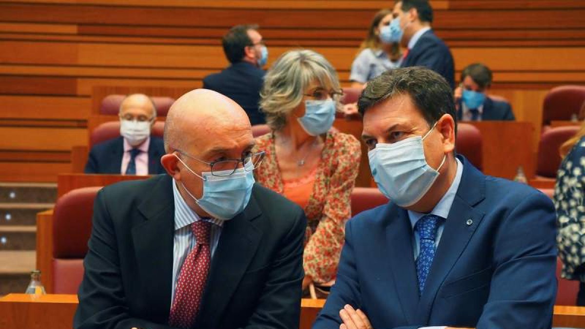 Fernández Carriedo habla con el consejero Jesús Julio Carnero en las Cortes autonómicas. R. GARCÍA