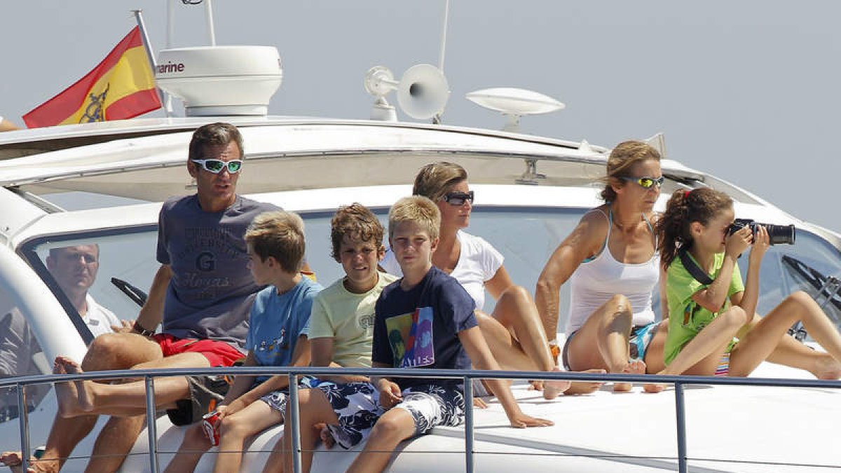 Urdangarín, dos de sus hijos, Felipe Juan Froilán, María Zurita, la infanta Elena y Victoria Federica, en el ‘Somni’.