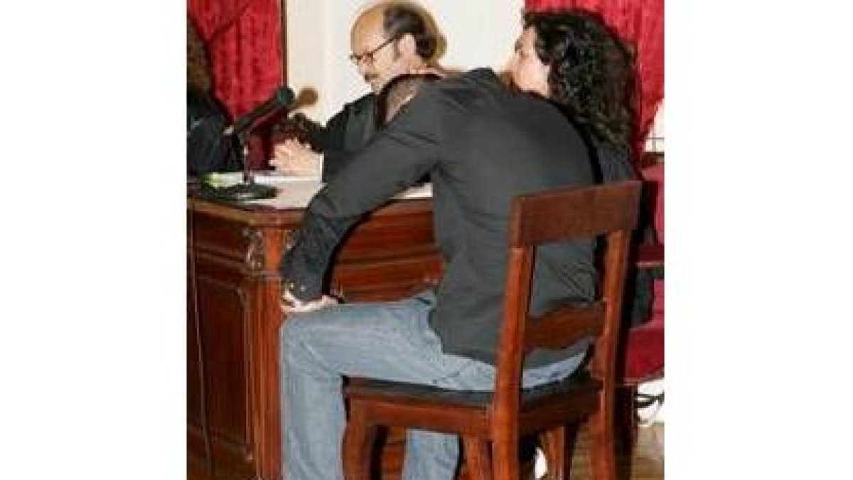 El condenado, de espaldas, en un momento del juicio en la Audiencia