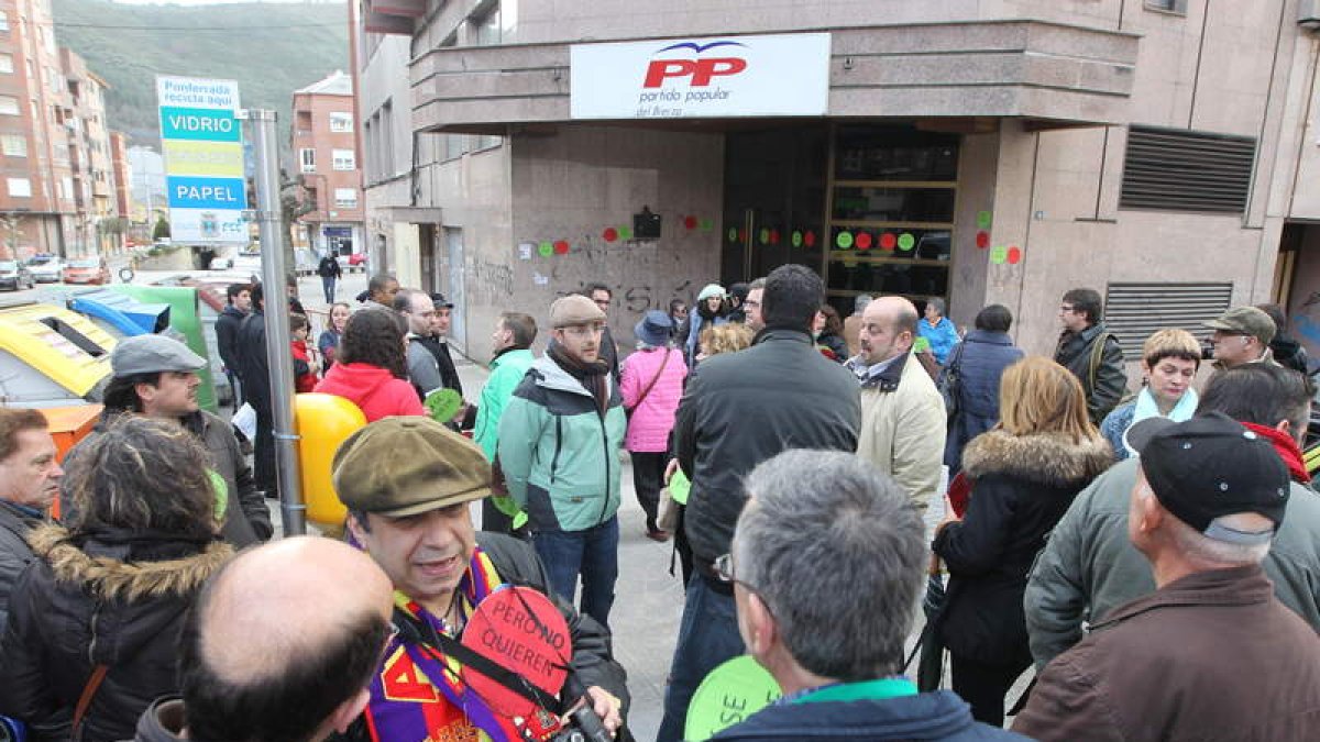 Medio centenar de ponferradinos acudieron a la concentración ante la sede del PP.