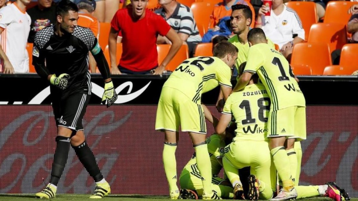 El portero Adán y varios jugadores del Betis celebran el gol del triunfo andaluz.