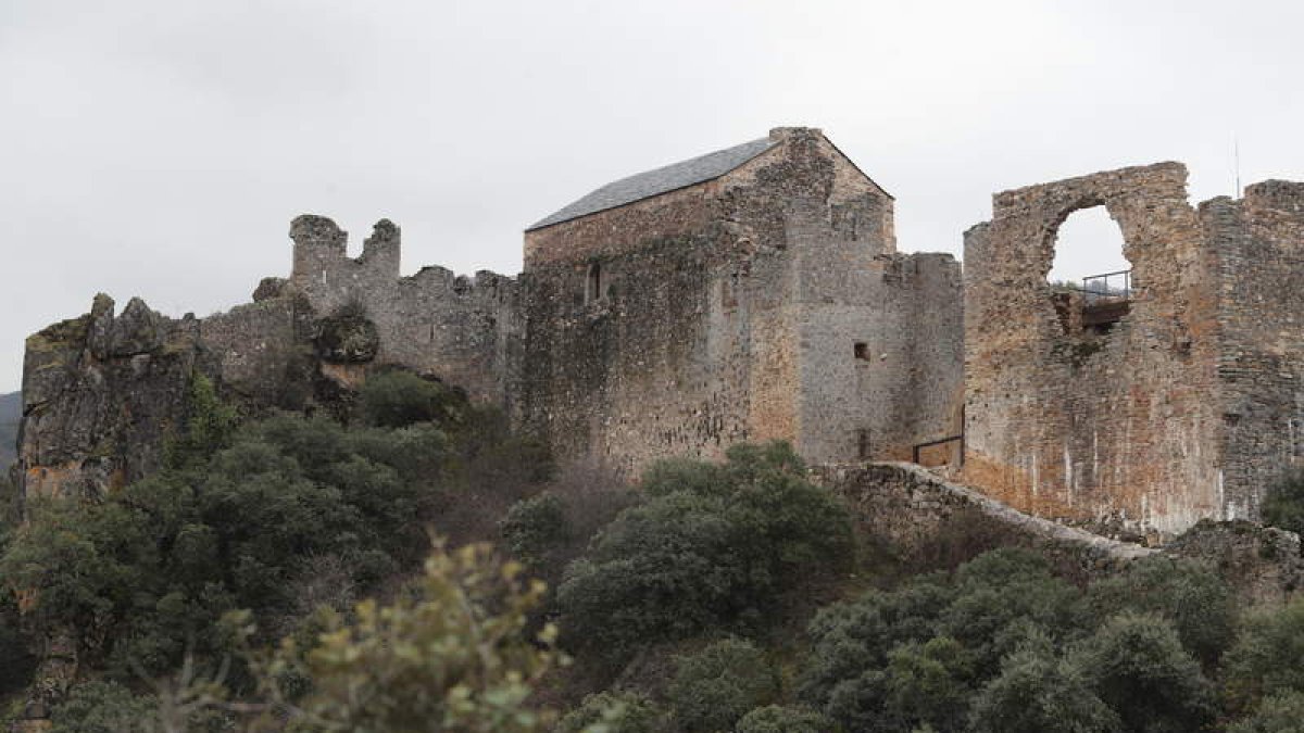 Vista del Castillo de Cornatel, que tiene a la Casa Colgante en la zona izquierda de la imagen. L, DE LA MATA