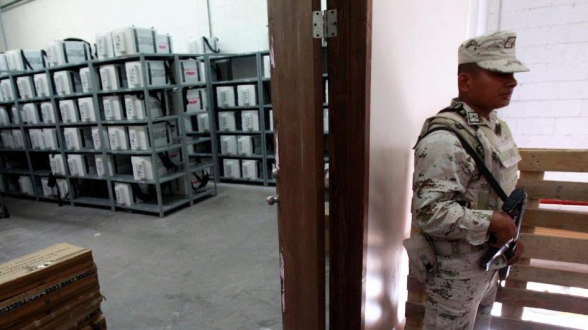 Un soldado custodia material electoral en la ciudad de Juárez.