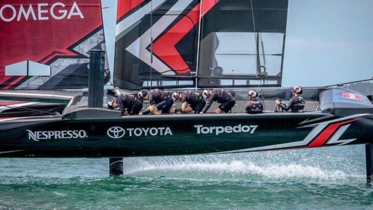 El barco del equipo Emirates Team New Zealand, con sus revolucionarias bicicletas, entrenando en su base de Auckland el pasado mes de febrero.