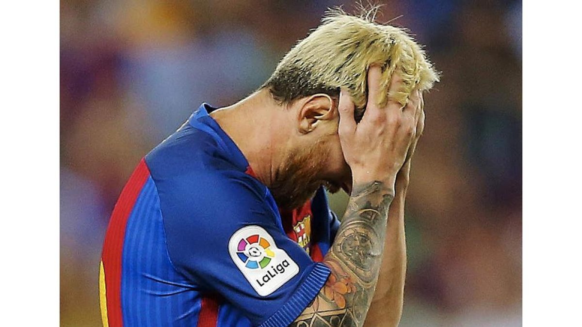 Leo Messi se echa las manos a la cabeza durante el partido ante el Deportivo Alavés. ALEJANDRO GARCÍA