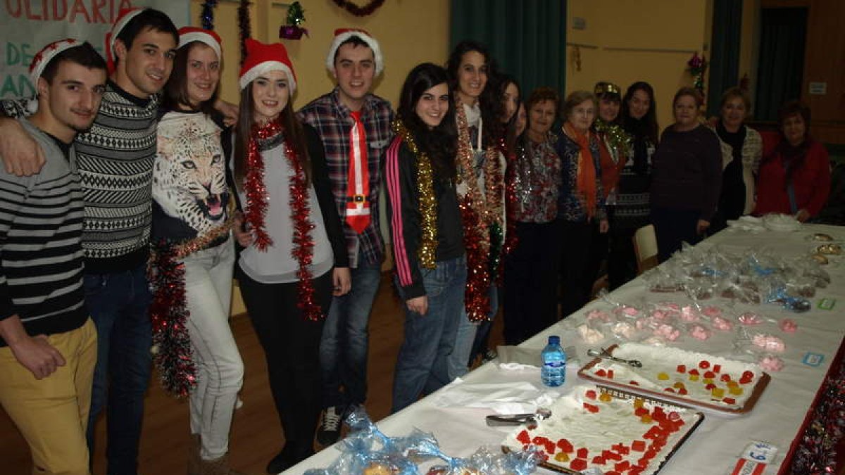 Los integrantes del Taller de Cocina ayer durante la venta solidaria de dulces