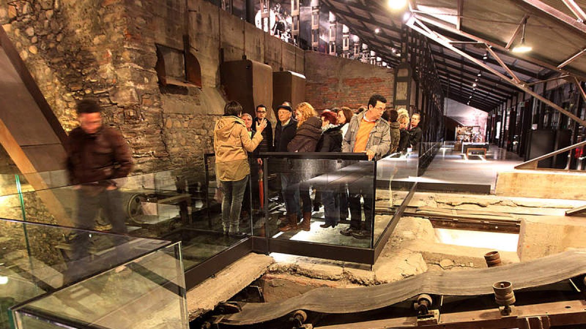 Visitantes en el Museo Nacional de la Energía.