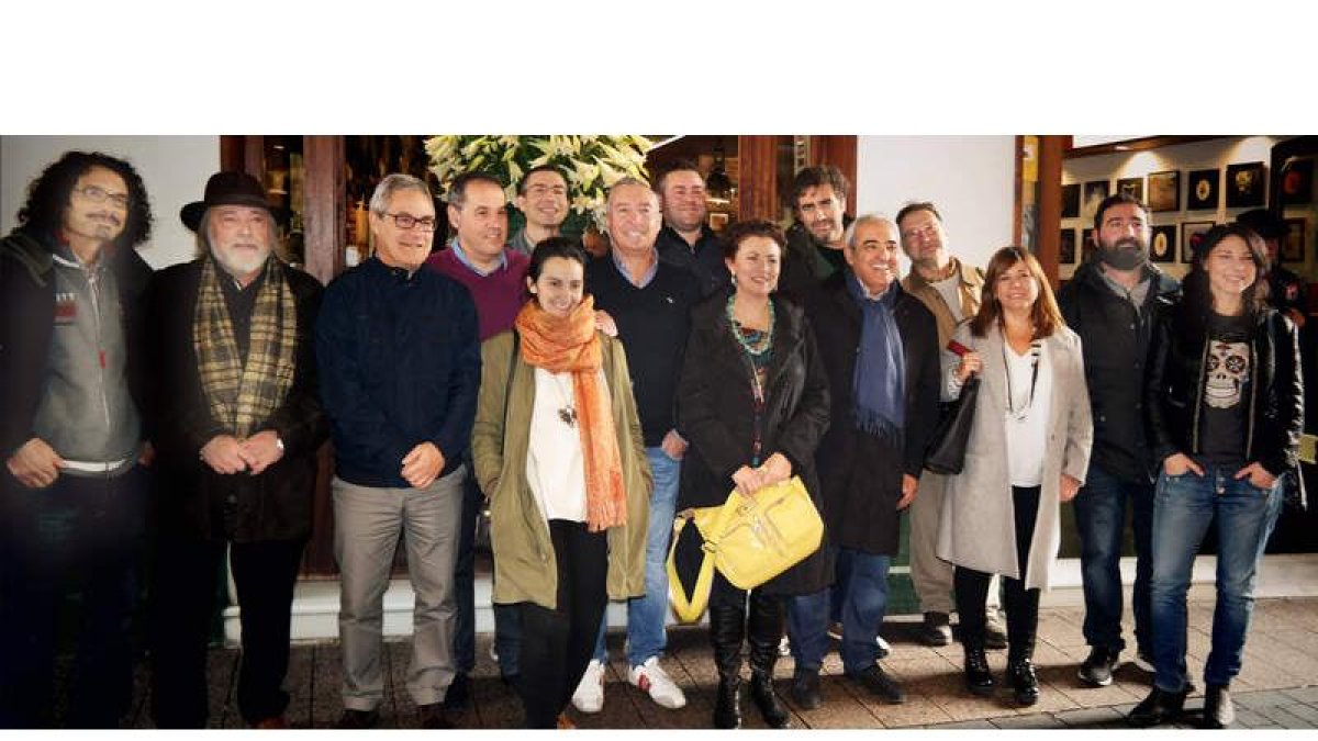 Pie de foto. FIRMA