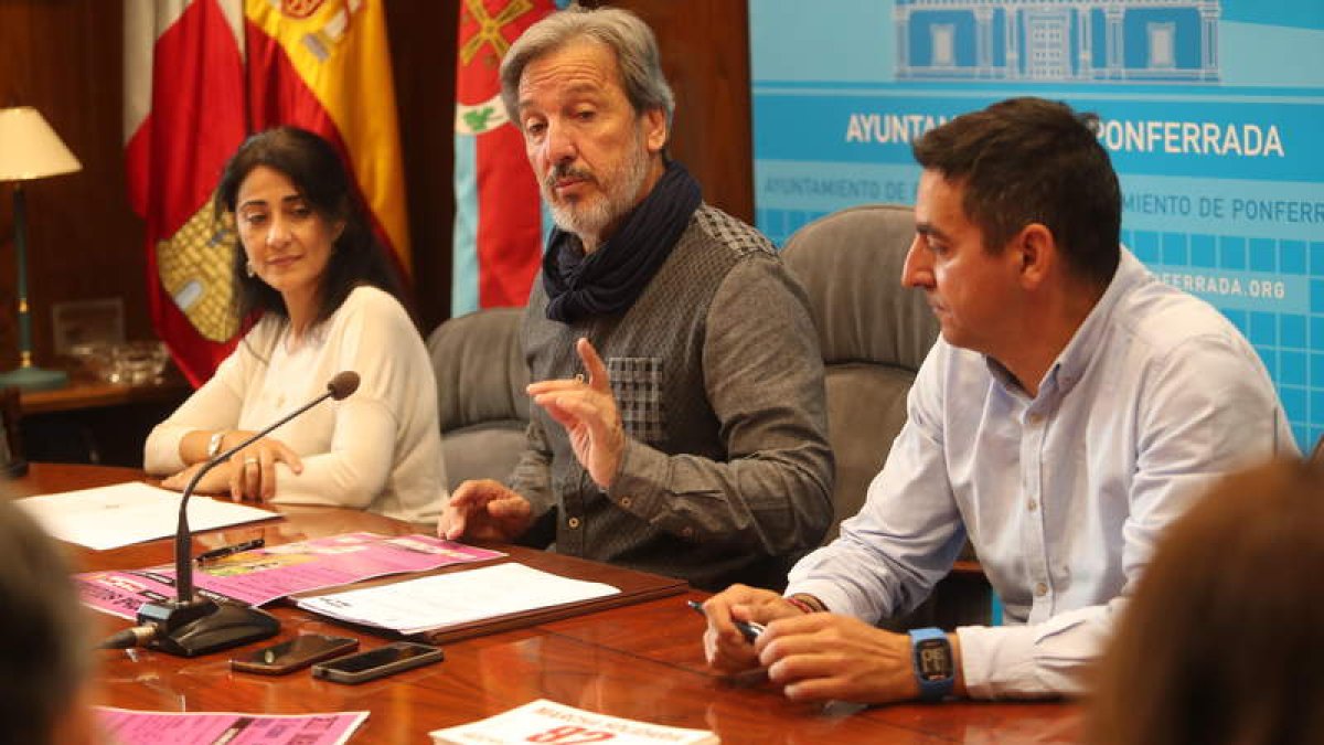 Carmen Álvarez Vilas con el edil Muñoz y el técnico municipal. ANA F. BARREDO