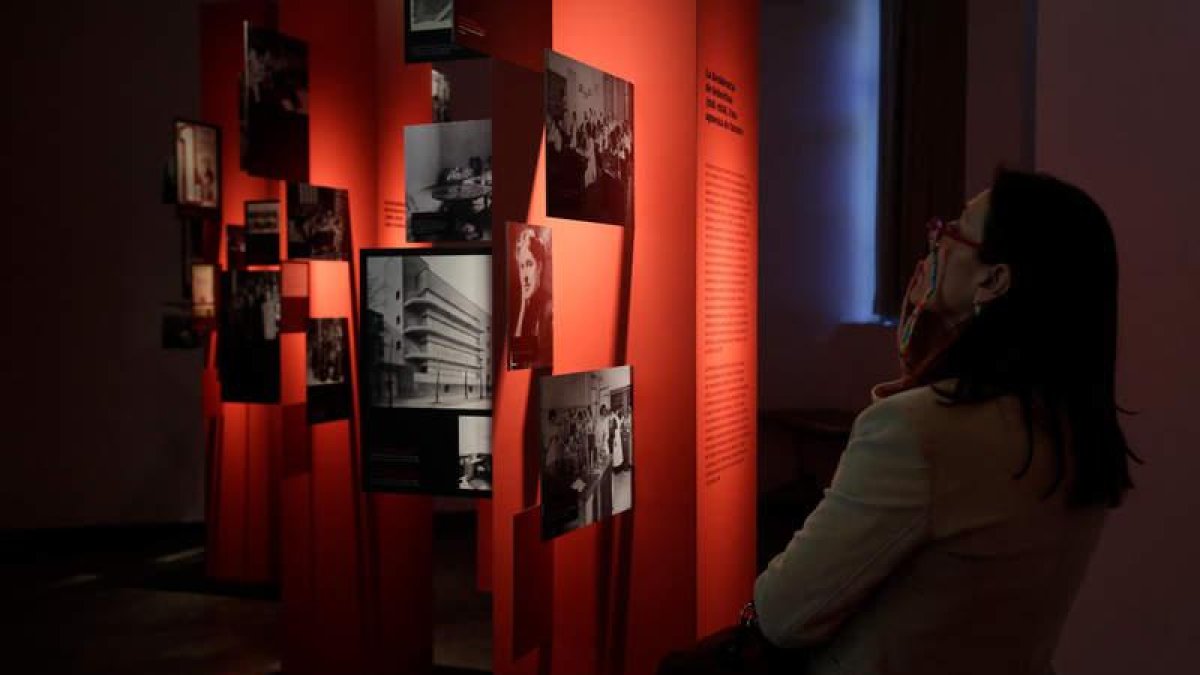 Una leonesa contempla una de las imágenes de la exposición. SECUNDINO PÉREZ