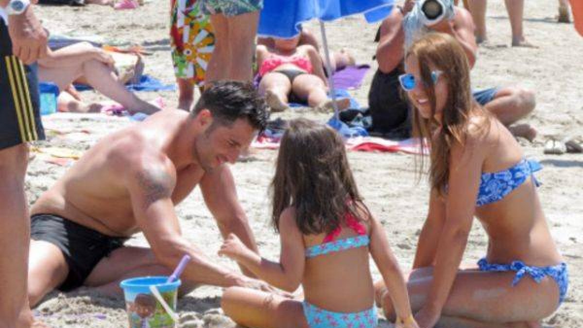David Bustamante, Paula Echevarría y la hija de ambos, Daniella, en una playa ibicenca.