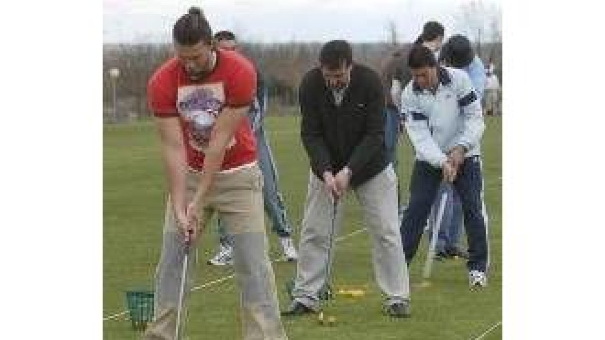 Kjelling, el presidente Juan Arias y el entrenador Manolo Cadenas, en plena clase práctica de golf