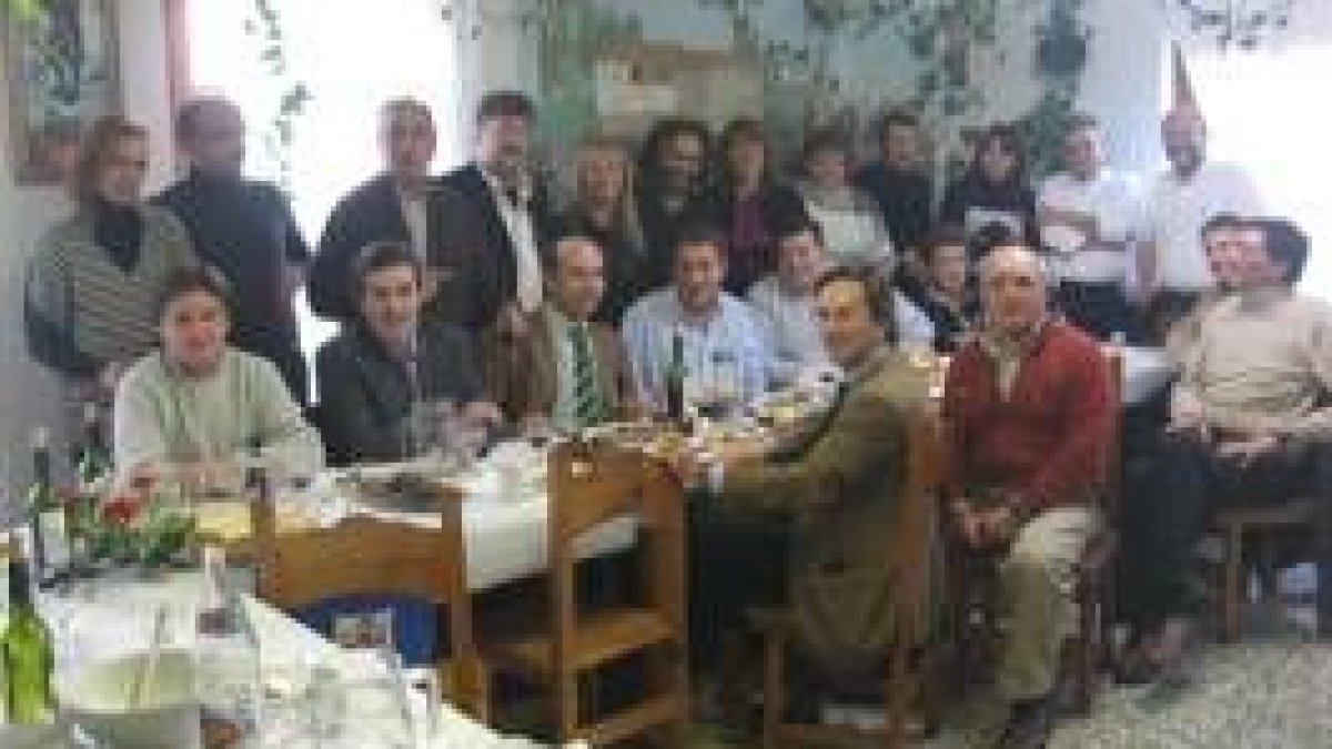 Autoridades y comensales, ayer, en el mesón de La Montaña