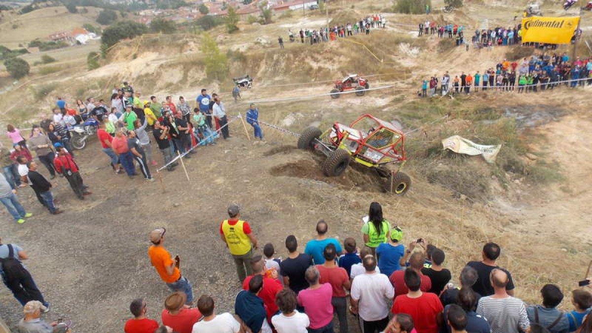 Uno de los momentos espectaculares que se vivieron en el circuito del Trial 4x4. BARRIO PLANILLO