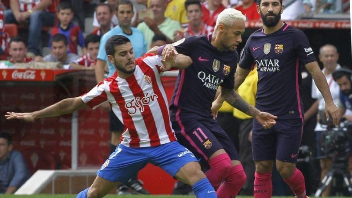 Víctor y Neymar pugnan por un balón.