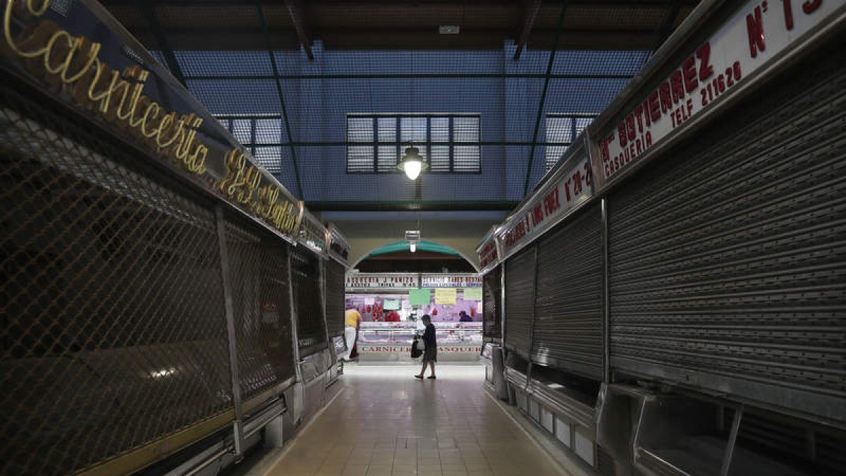 El interior del Mercado del Conde se demolerá por completo. JESÚS F. SALVADORES