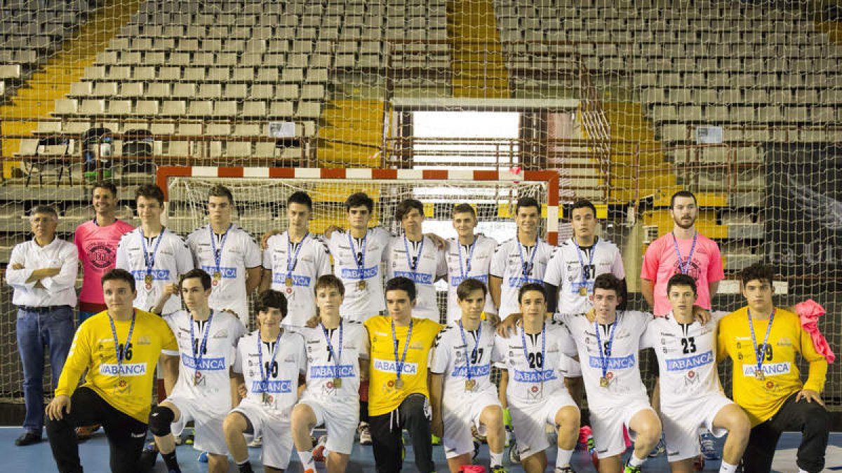 A la izquierda los cadetes del club leonés. A la derecha, imagen del partido. FERNANDO OTERO