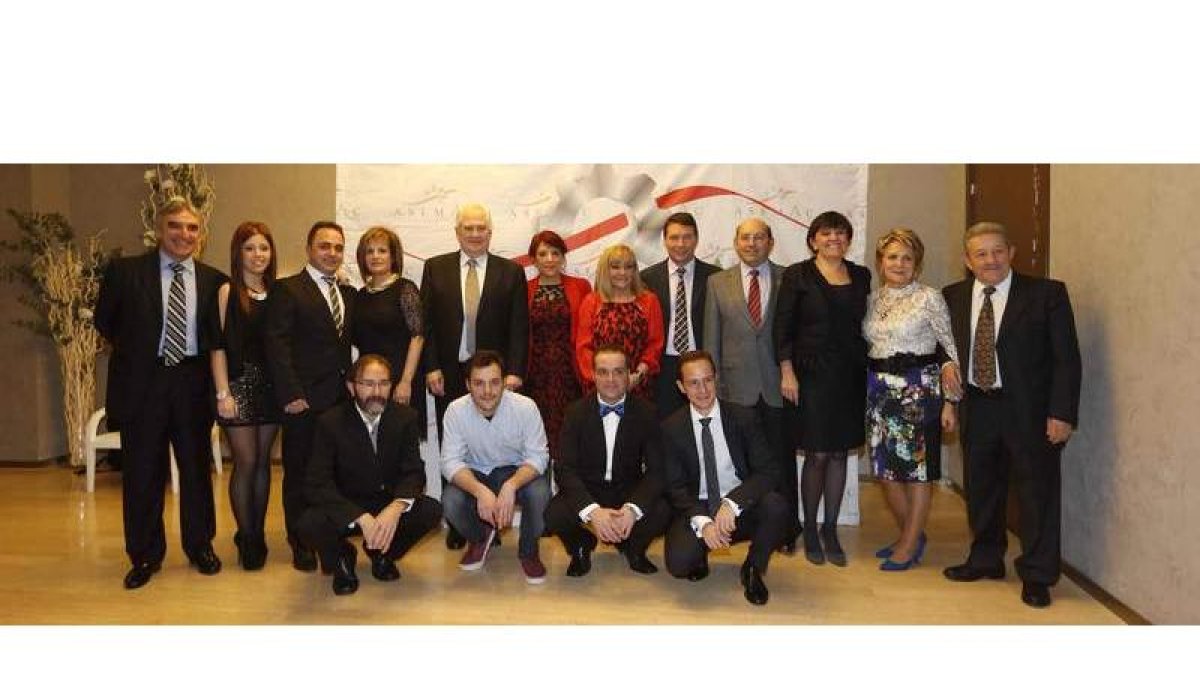 Imagen de familia de todos los premiados acompañados por la presidenta de la Diputación, el delegado de la Junta y la alcaldesa de Astorga.