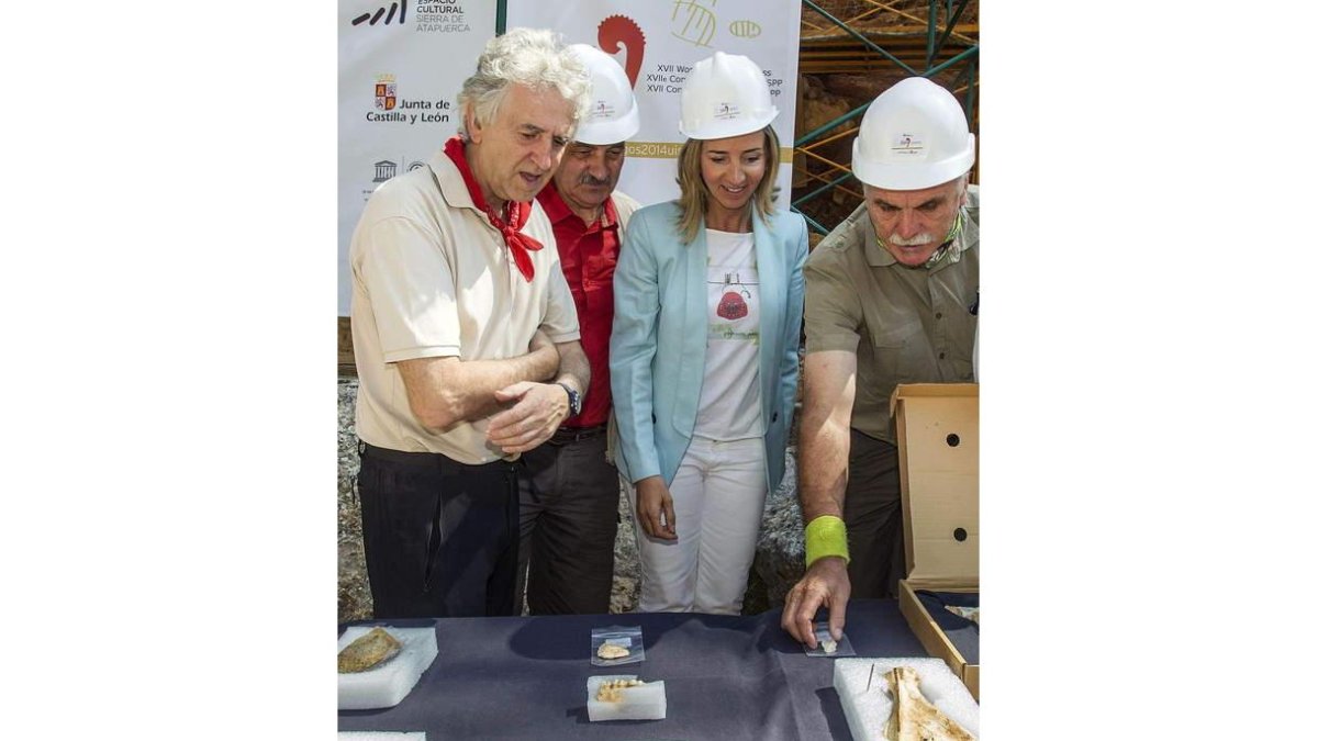 Los codirectores, ayer, con la consejera de Cultura.